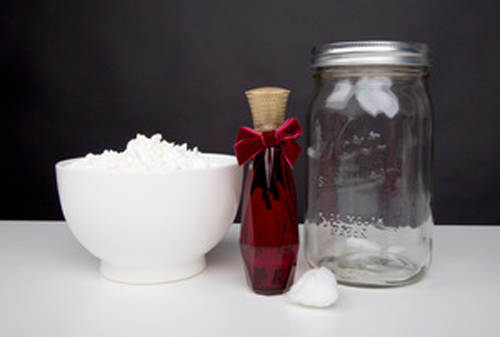 Cách làm phấn thơm từ bột ngô giúp khử mùi hôi nách
