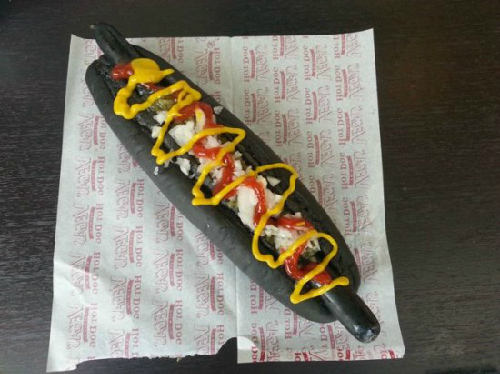 Lạ lùng món hot dog màu đen nhánh ở Nhật