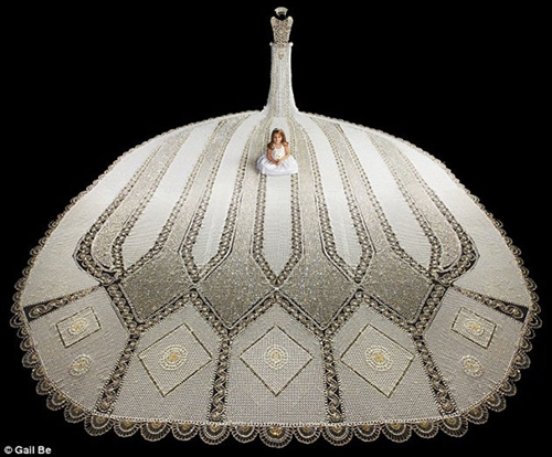 Chiếc váy cưới đính pha lê nặng 170 kg 