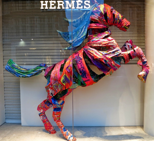  Hermès và nghệ thuật qua khung cửa sổ 